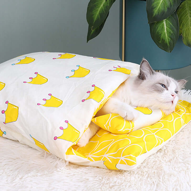 Closed Cat Bed with Warm Quilt - Removable and Washable Cat Cave