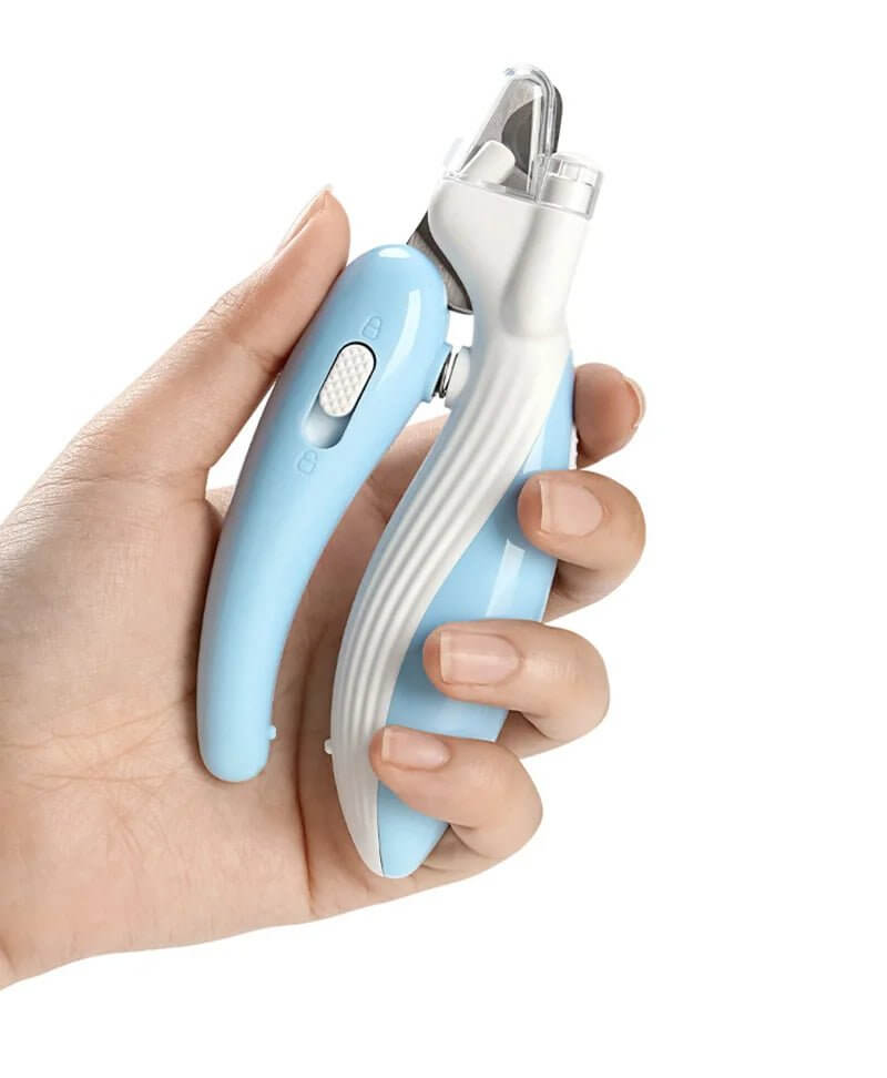 Professionelle Negleklippere med LED-lys holdt i hånd, egnet til præcis kæledyrspleje med ergonomisk greb og rustfrit stål blade.