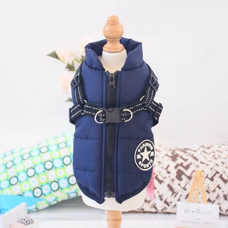 WuffWear - Regnfrakke med Sele - Vind & Vandafvisende på mannequin, viser navy design med indbygget sele til hunde.